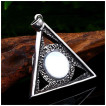 Pendentif homme Triangle  oeil bleu et mains en acier